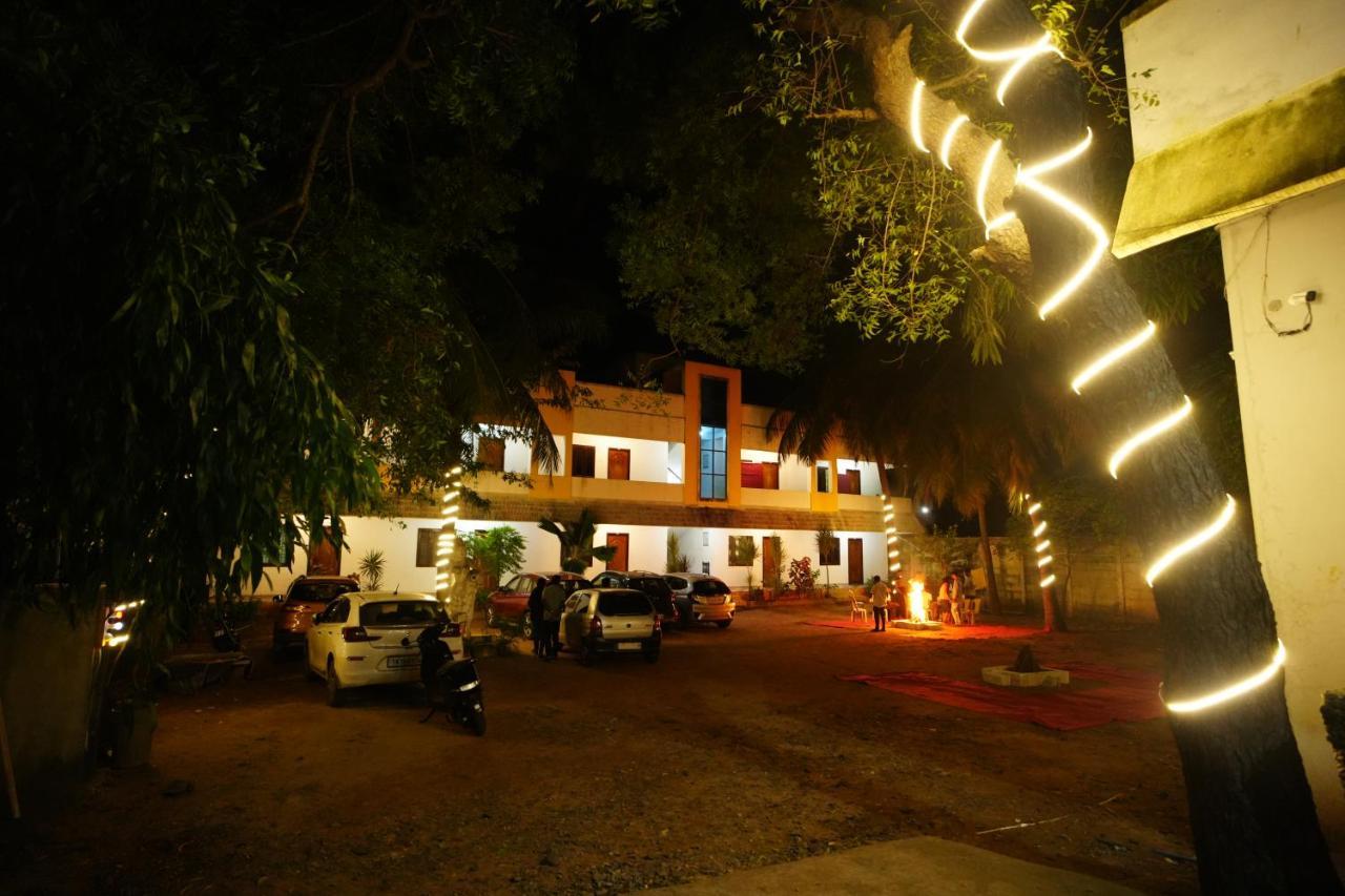 ホテル Dwaraka Residency マハーバリプラム エクステリア 写真